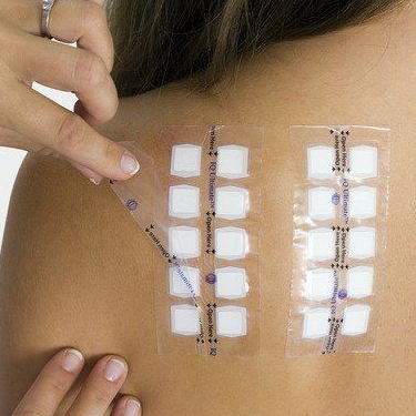 Parches anti derrame para pruebas epicutáneas resistentes al agua.
En Chemotechnique Diagnostics trabajan con los más avanzado sistemas de parches anti derrame producidos bajo sistemas de gestión de calidad ISO 13485/9001.Características:

Adhesivo acrílico de grado médico que ayuda a prevenir la fuga de haptenos y mejora la adhesión.
Las cámaras están hechas de espuma de polietileno suave para la comodidad del paciente.
El papel de filtro integrado facilita la manipulación de haptenos líquidos.
Resistente al agua, lo que permite realizar ejercicio moderado y ducharse durante el período de prueba.
Altamente elástico, lo que permite mantener un estilo de vida activo durante el período de prueba.
La precarga aumenta la eficiencia ya que se puede preparar múltiples pruebas con anticipación.
Cantidad: 100 unidades.
Tamaño: 52x118 mm.

 